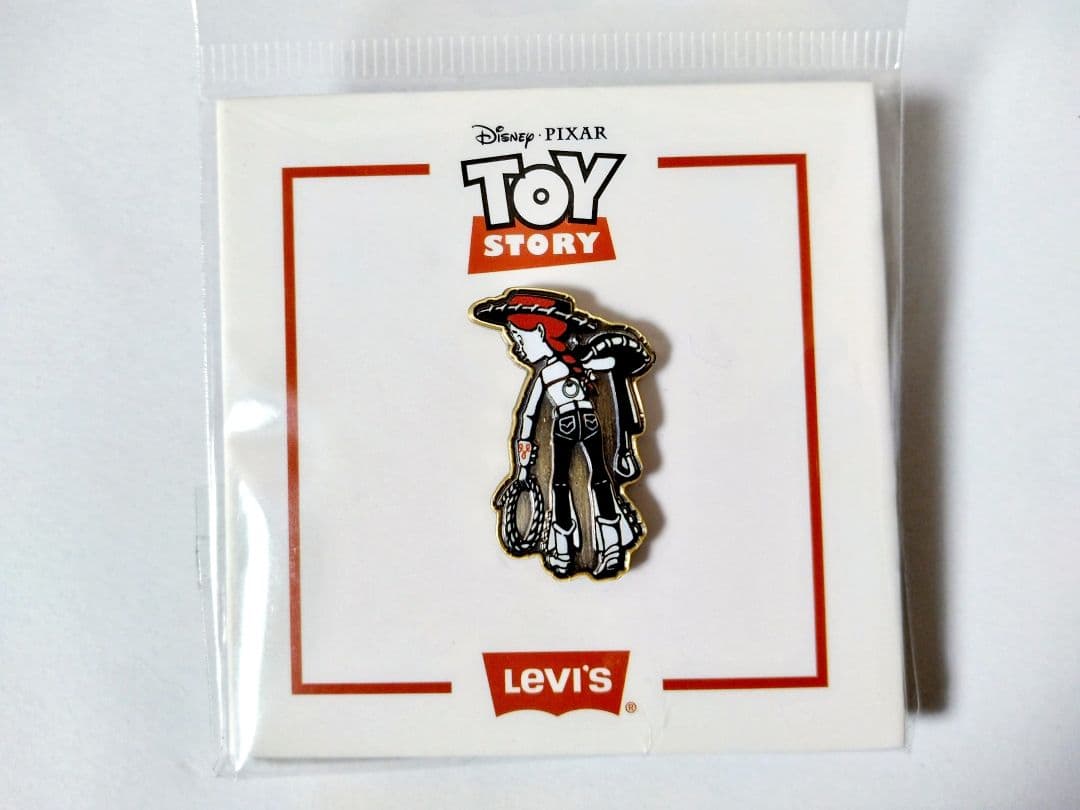 トイストーリー リーバイス ピンバッジ Levi's ジェシー サドルマン