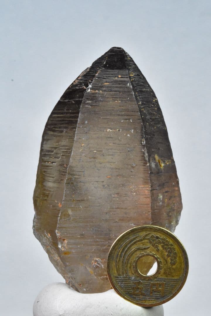 モンドクォーツ2023 条線が特徴のズングリスモーキークォーツ