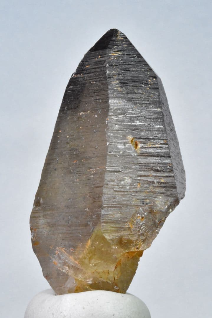 モンドクォーツ2023 条線が特徴のズングリスモーキークォーツ