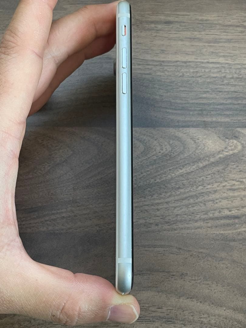 iPhone SE 第2世代 64GB ホワイトSIMフリー バッテリー82%