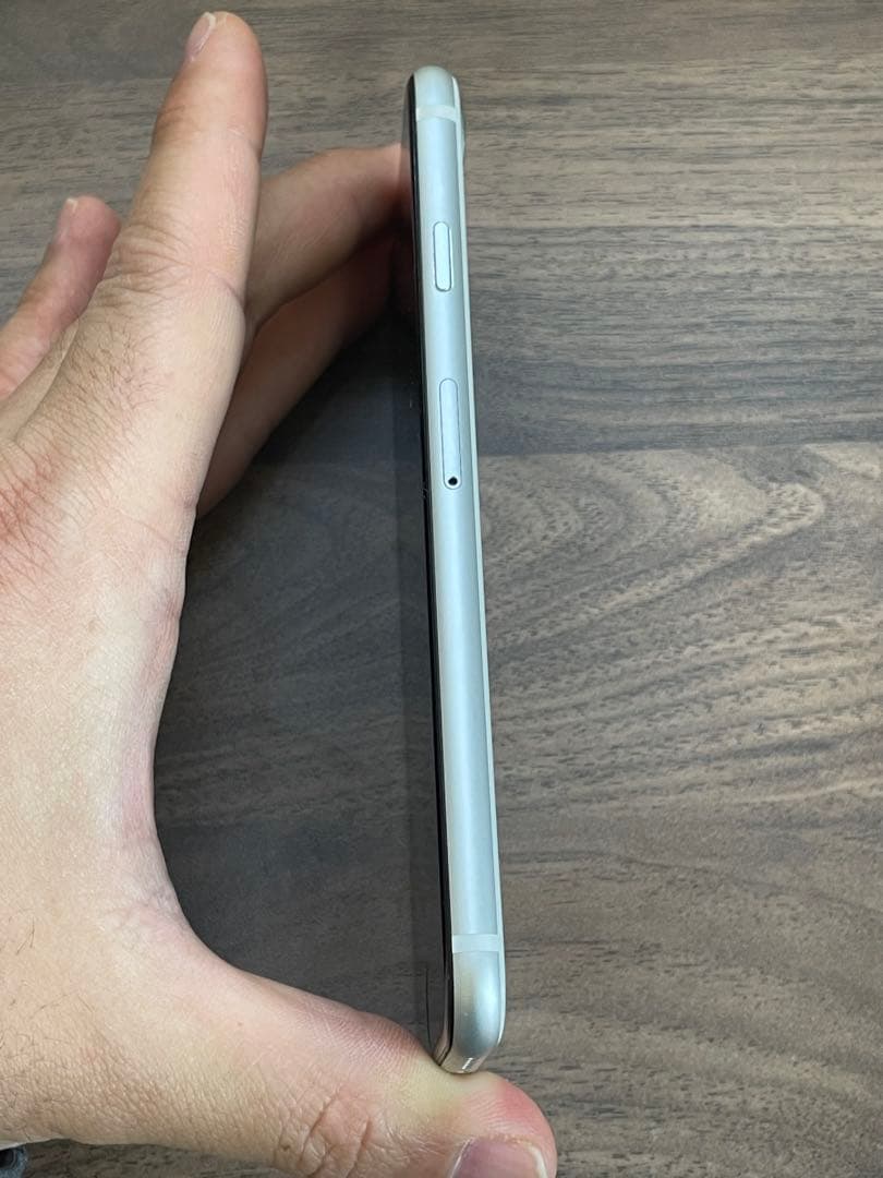 iPhone SE 第2世代 64GB ホワイトSIMフリー バッテリー82%