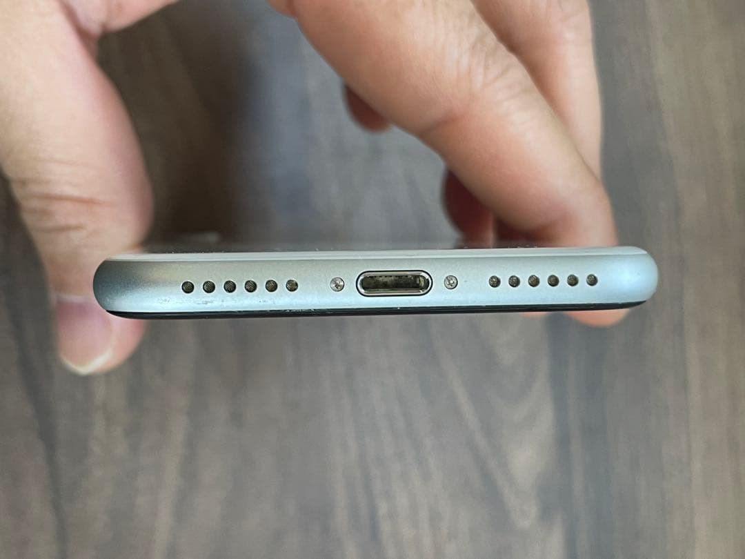 iPhone SE 第2世代 64GB ホワイトSIMフリー バッテリー82%
