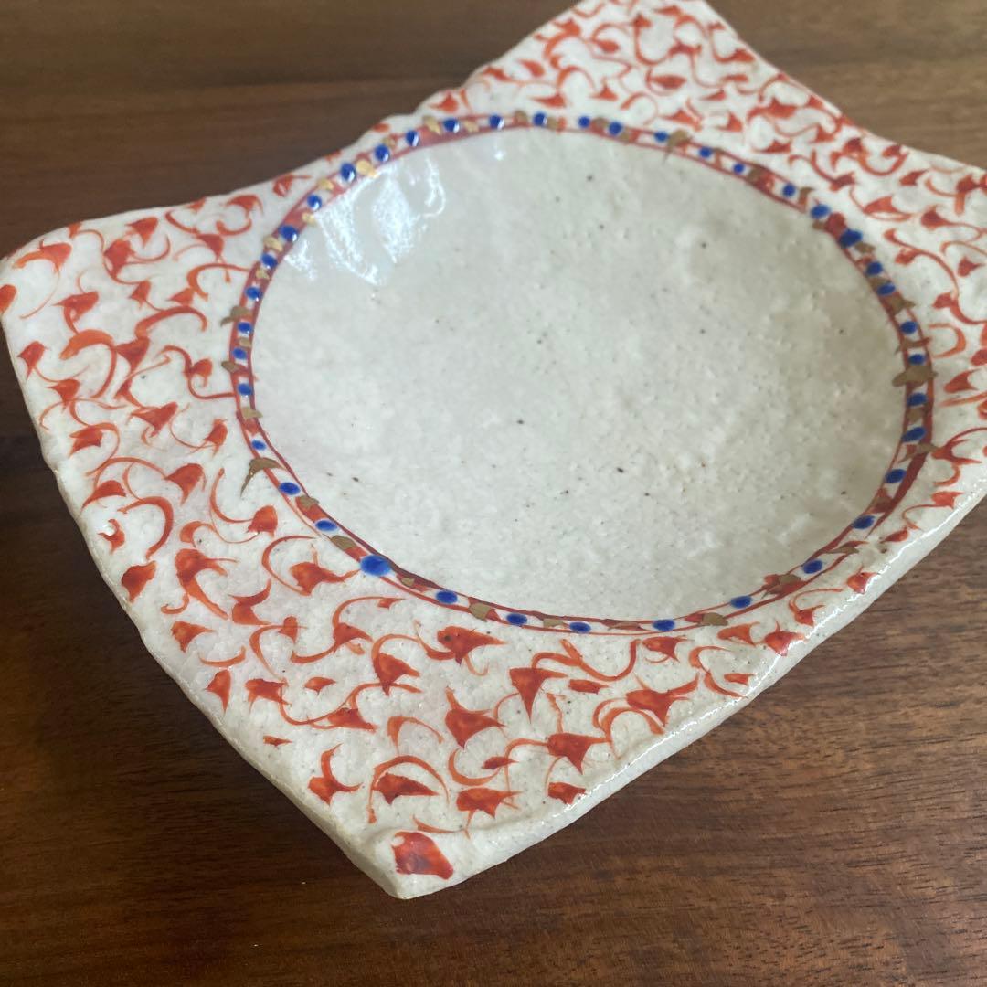 黒岩卓実　赤い模様の四角い皿