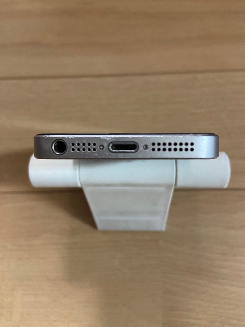 iPhoneSE 64GB simフリー シルバー　美品