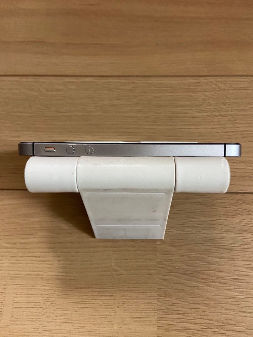 iPhoneSE 64GB simフリー シルバー　美品