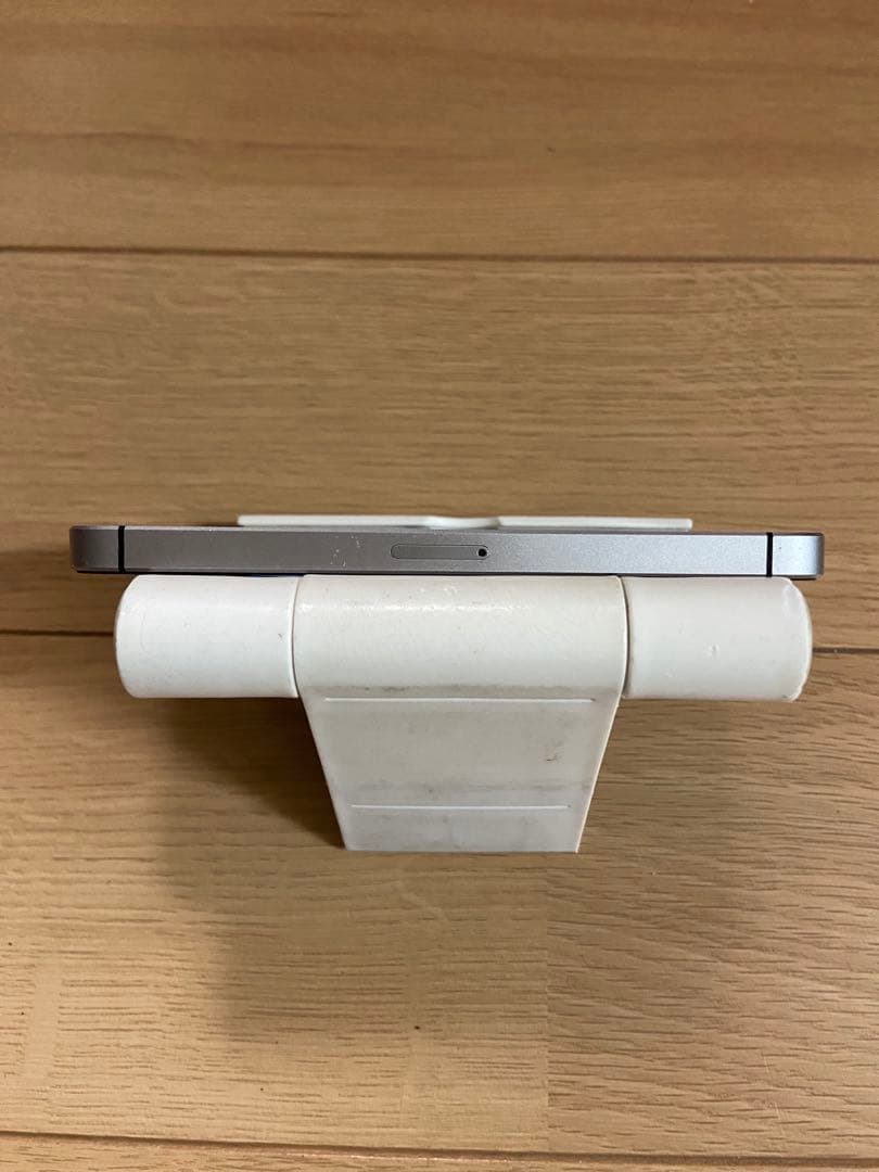 iPhoneSE 64GB simフリー シルバー　美品