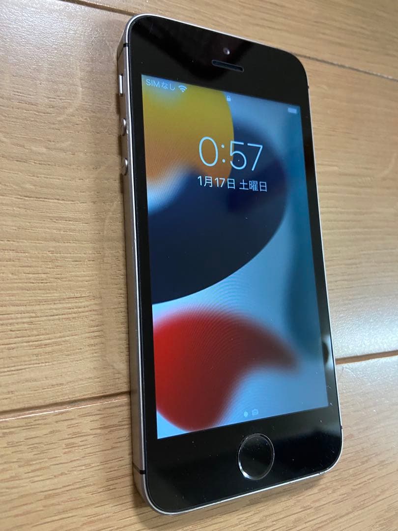 iPhoneSE 64GB simフリー シルバー　美品