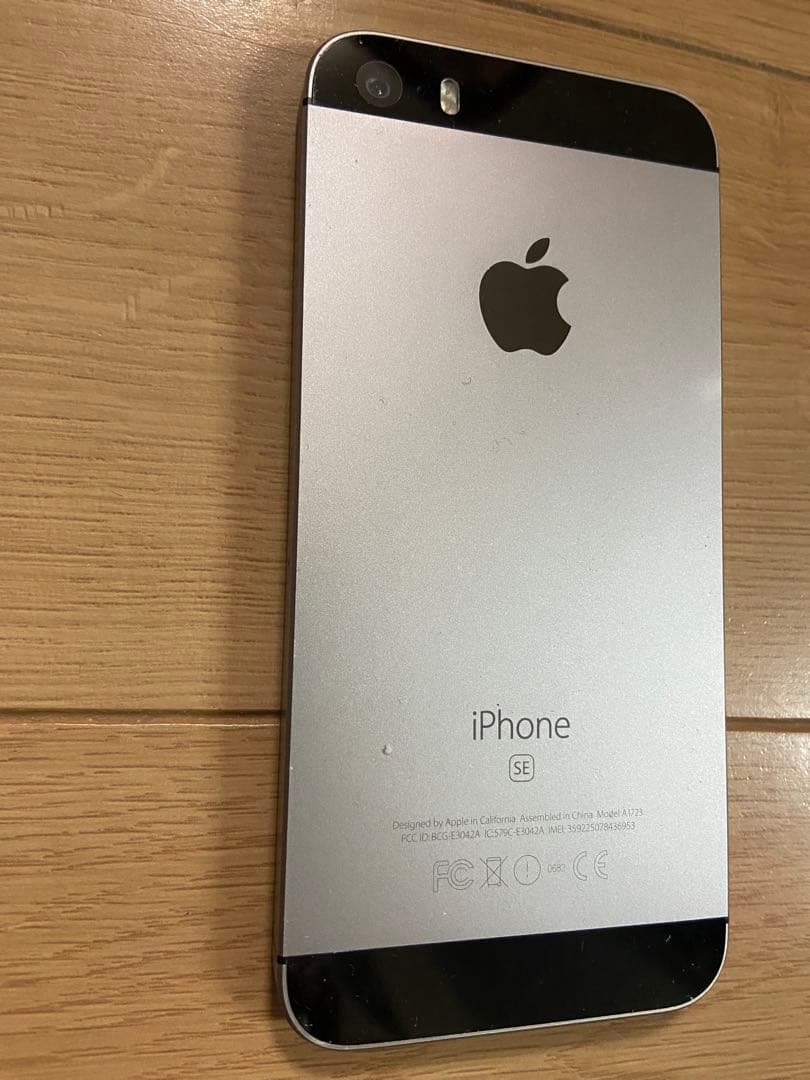 iPhoneSE 64GB simフリー シルバー　美品