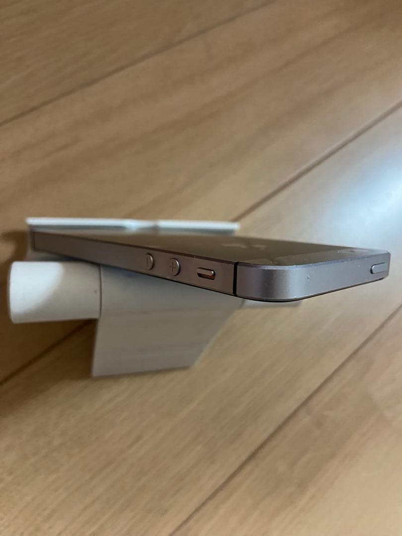 iPhoneSE 64GB simフリー シルバー　美品