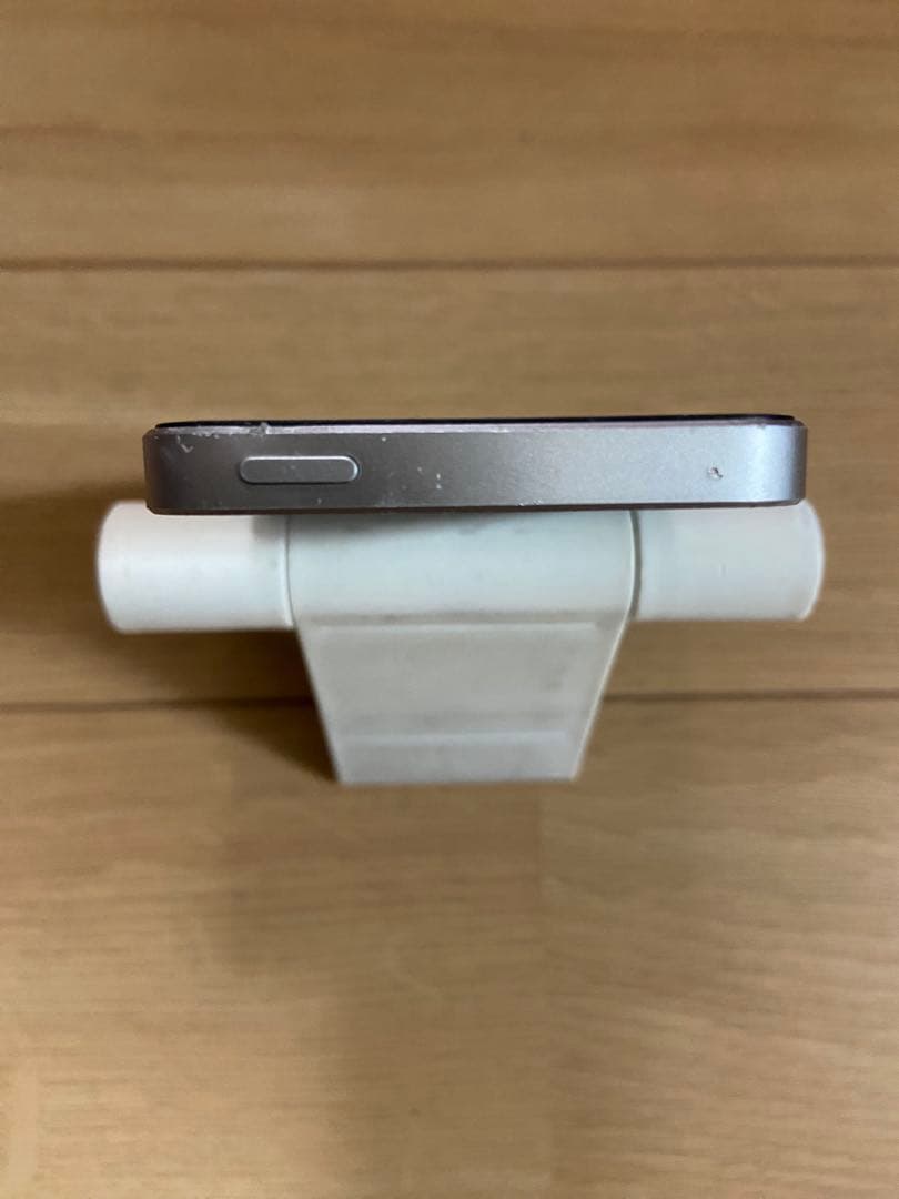 iPhoneSE 64GB simフリー シルバー　美品