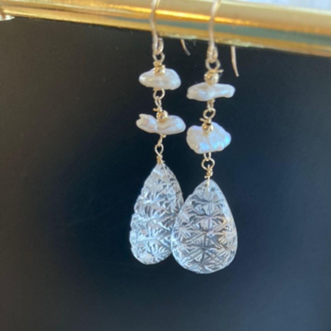 大粒クリスタルクォーツ　切り子バックカービング　ケシパール14kgfピアス