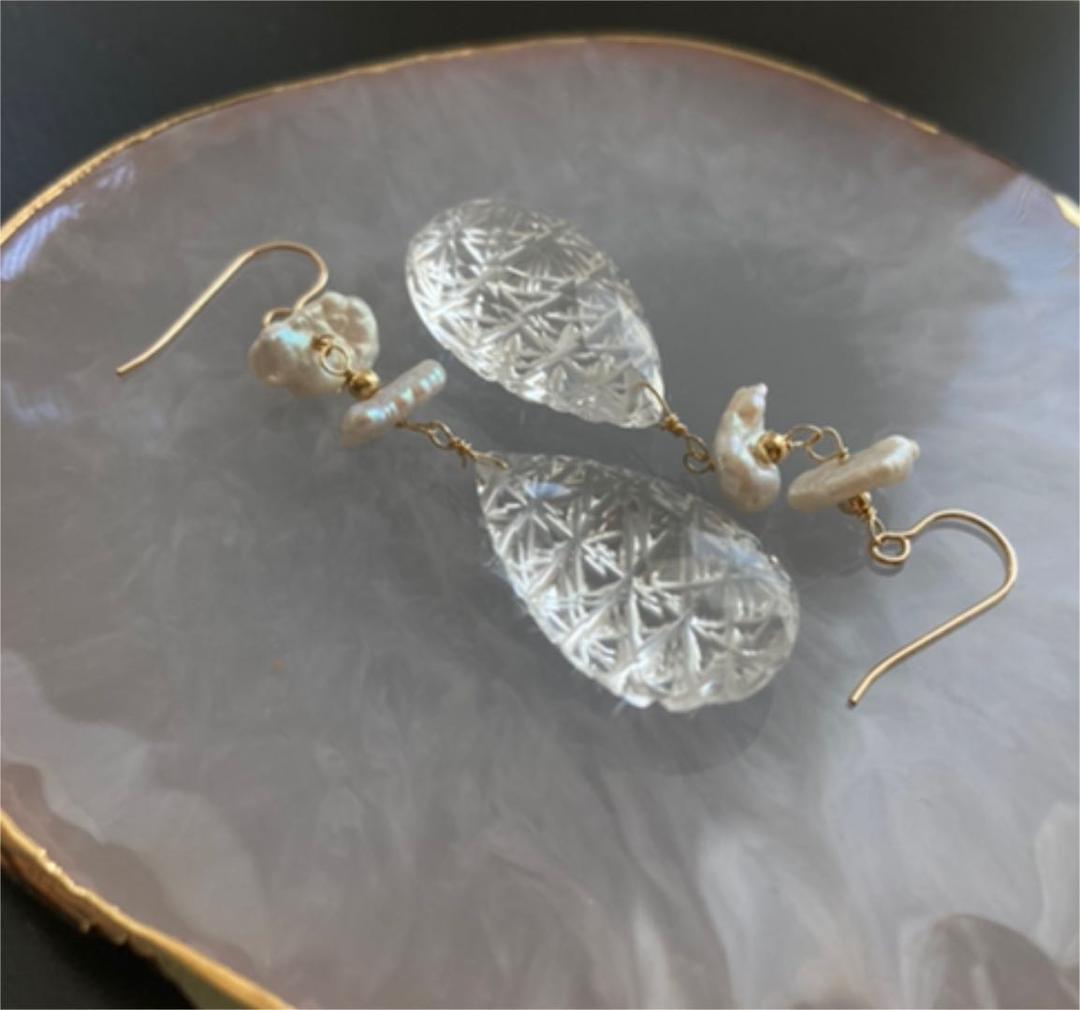 大粒クリスタルクォーツ　切り子バックカービング　ケシパール14kgfピアス