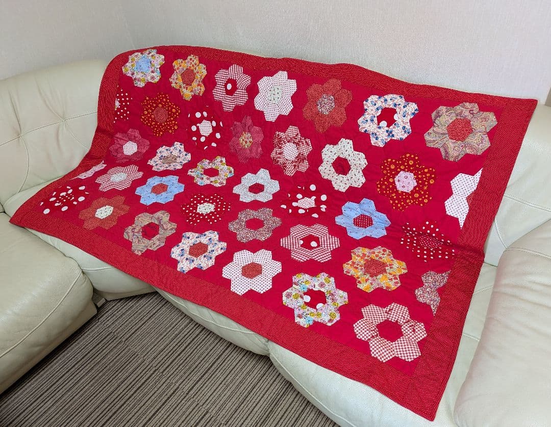 あんにゃ。　ハンドメイド　パッチワーク赤 花柄キルトマルチマット