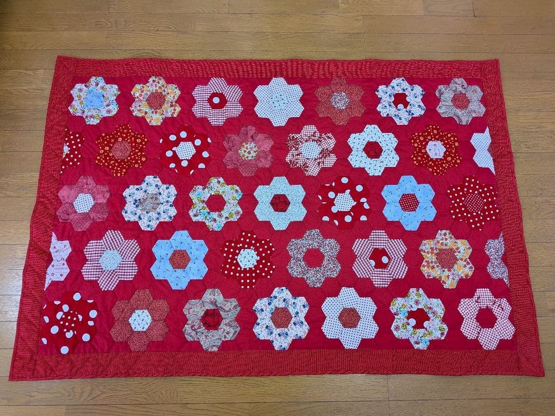 あんにゃ。　ハンドメイド　パッチワーク赤 花柄キルトマルチマット