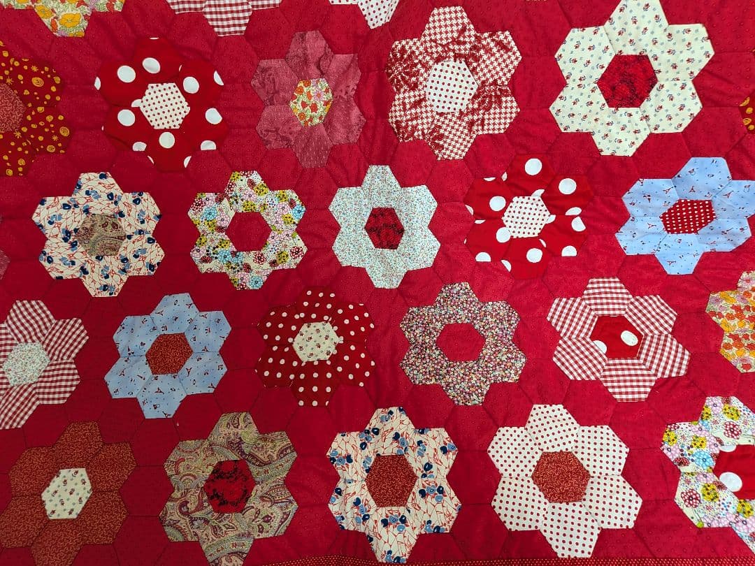 あんにゃ。　ハンドメイド　パッチワーク赤 花柄キルトマルチマット