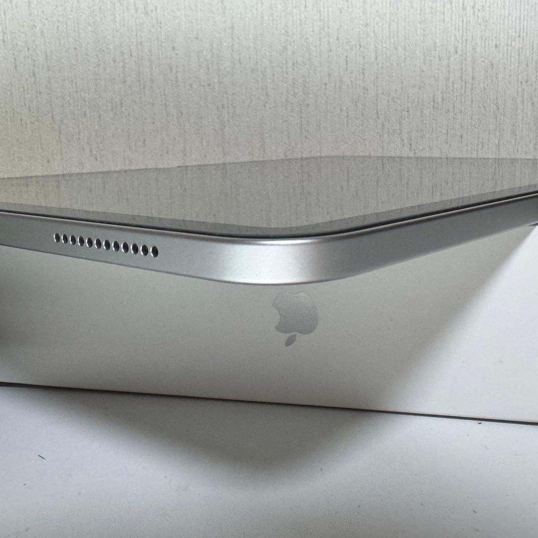 【極美品】iPad (A16) 128GB Wi-Fi シルバー ケース付き