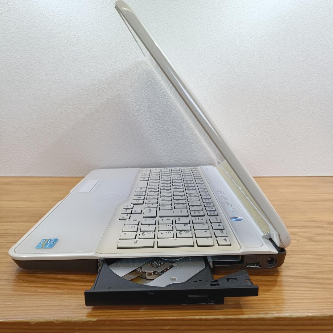 富士通 Core i7 SSD256GB メモリ8GB ノートPC カメラ 白