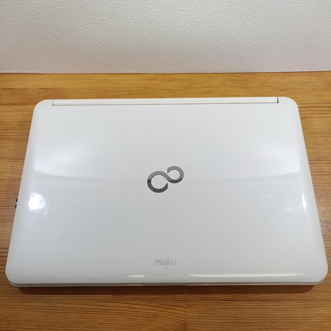 富士通 Core i7 SSD256GB メモリ8GB ノートPC カメラ 白