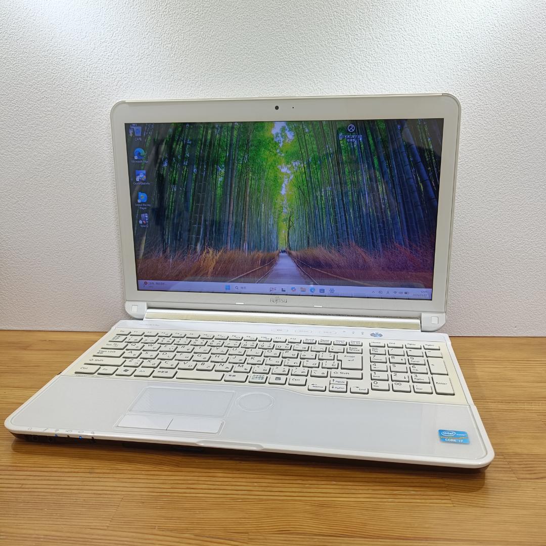 富士通 Core i7 SSD256GB メモリ8GB ノートPC カメラ 白