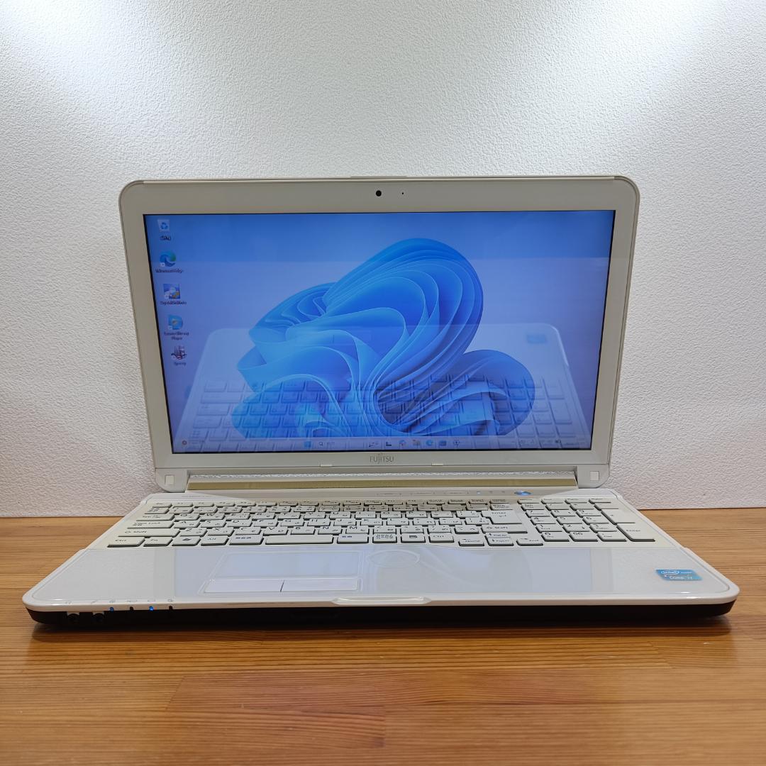 富士通 Core i7 SSD256GB メモリ8GB ノートPC カメラ 白