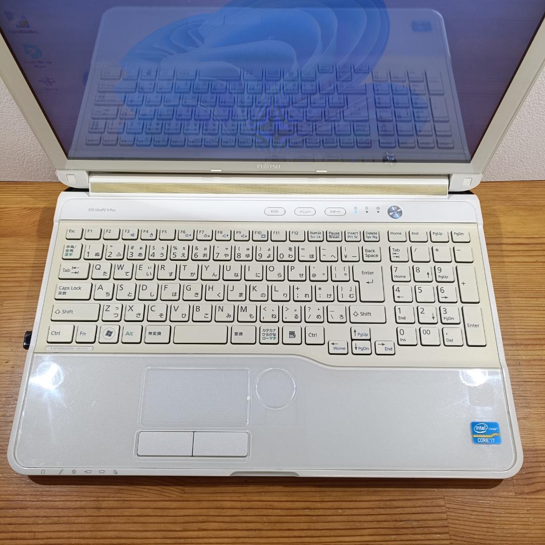 富士通 Core i7 SSD256GB メモリ8GB ノートPC カメラ 白