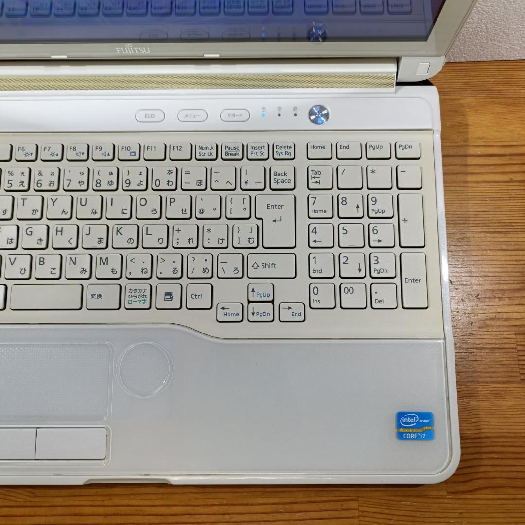 富士通 Core i7 SSD256GB メモリ8GB ノートPC カメラ 白