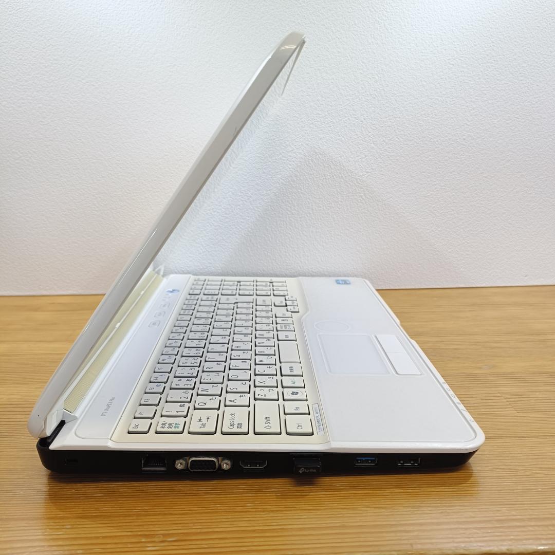 富士通 Core i7 SSD256GB メモリ8GB ノートPC カメラ 白
