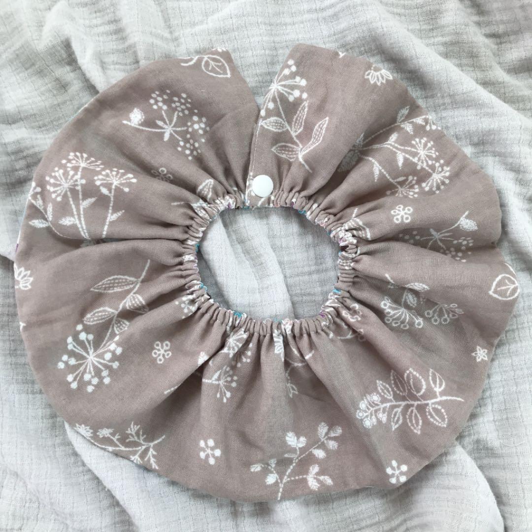 ★グレージュ刺繍×マルチストライプ★ ハンドメイド　リバーシブル　スタイ　花柄