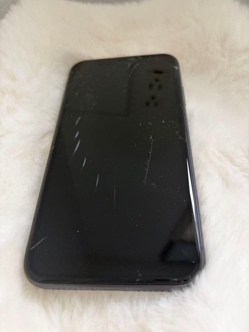 Apple iPhone 11 本体 画面傷あり　ブラック　６４G