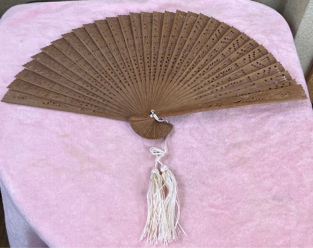 透かし彫り　白壇扇　未使用品