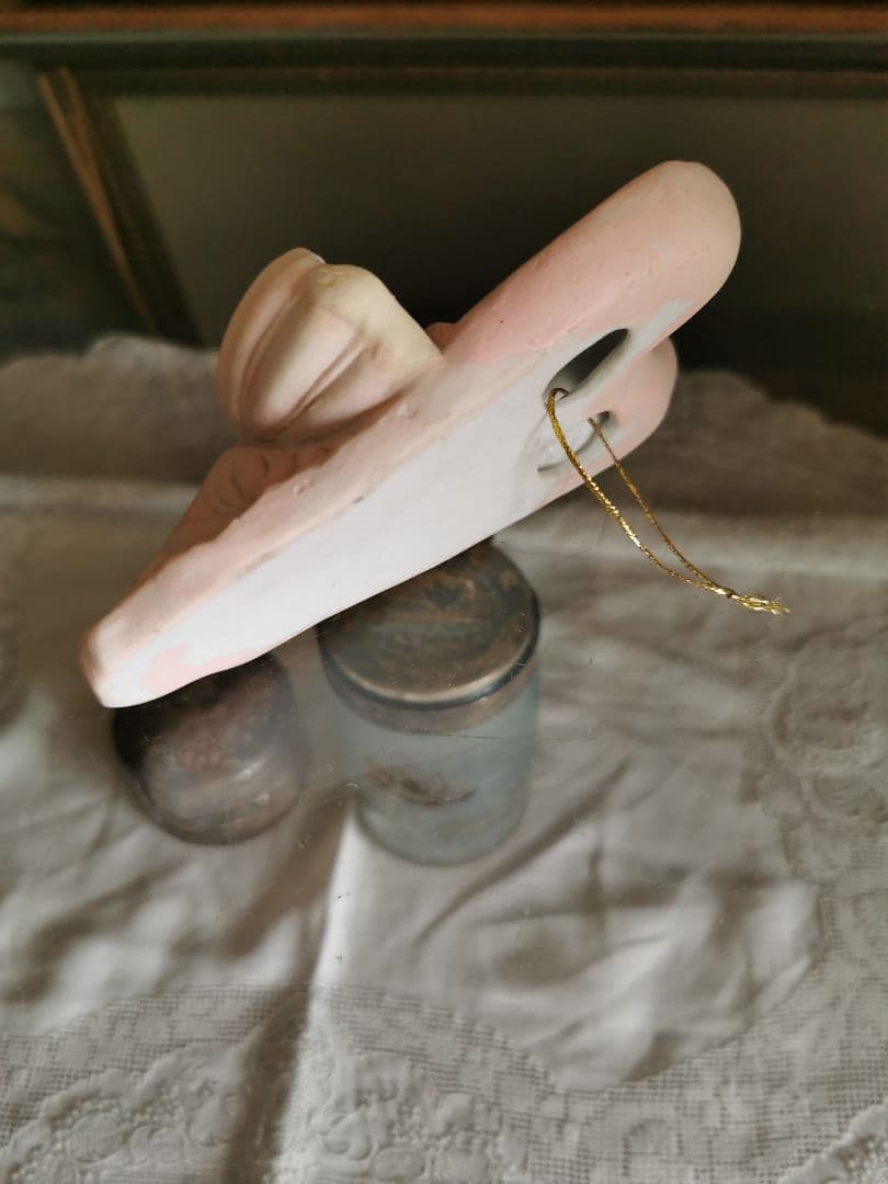 アンティークベルギー 少女の天使の聖水入れ 素焼きビスク 壁掛け飾り 淡いピンク