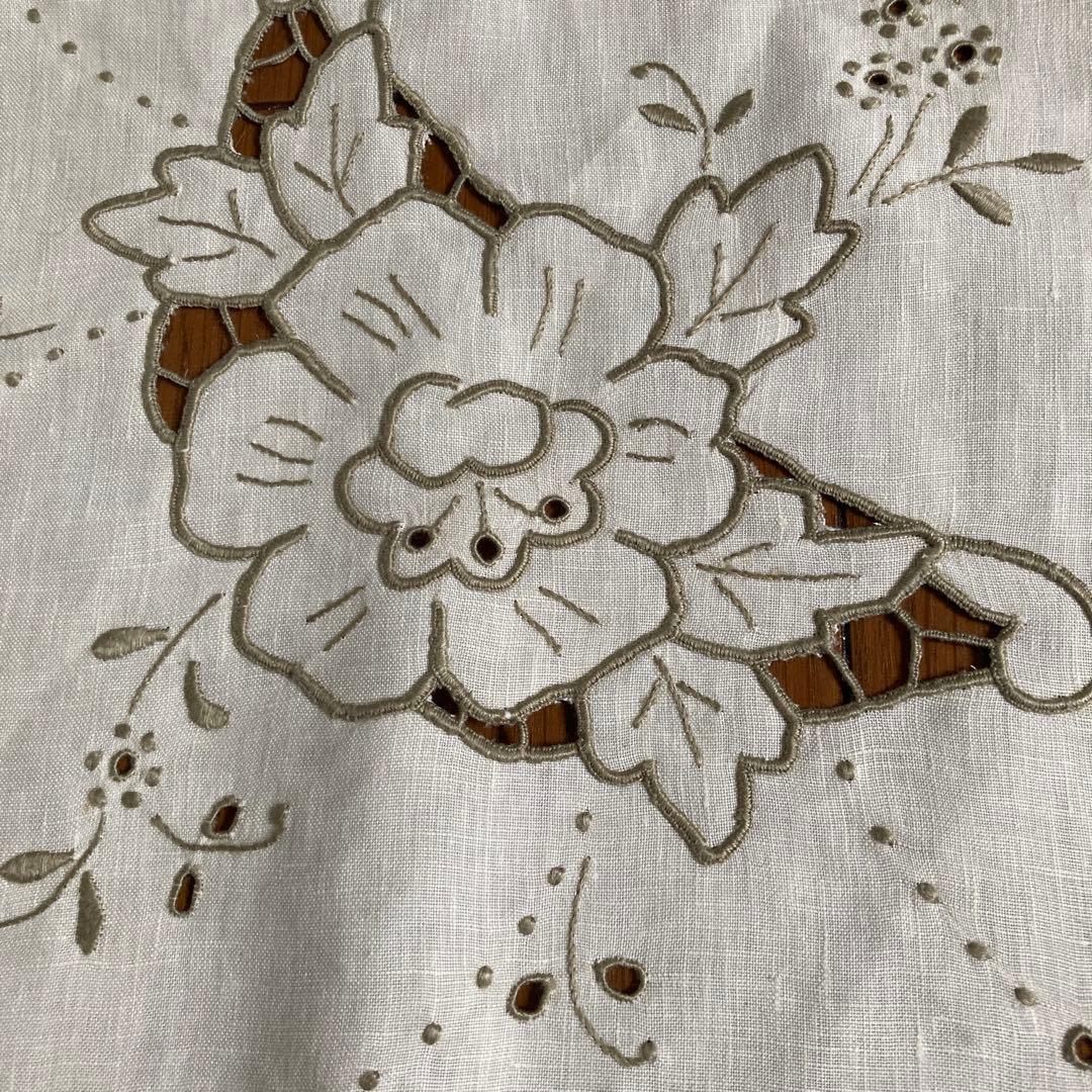 マデイラ￼刺繍、テーブルセンター