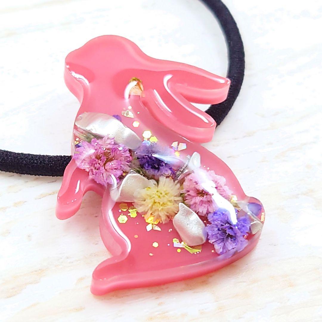 かすみ草うさぎのヘアゴム♡ハンドメイド レジン ボルドー ピンク 押し花 ラメ