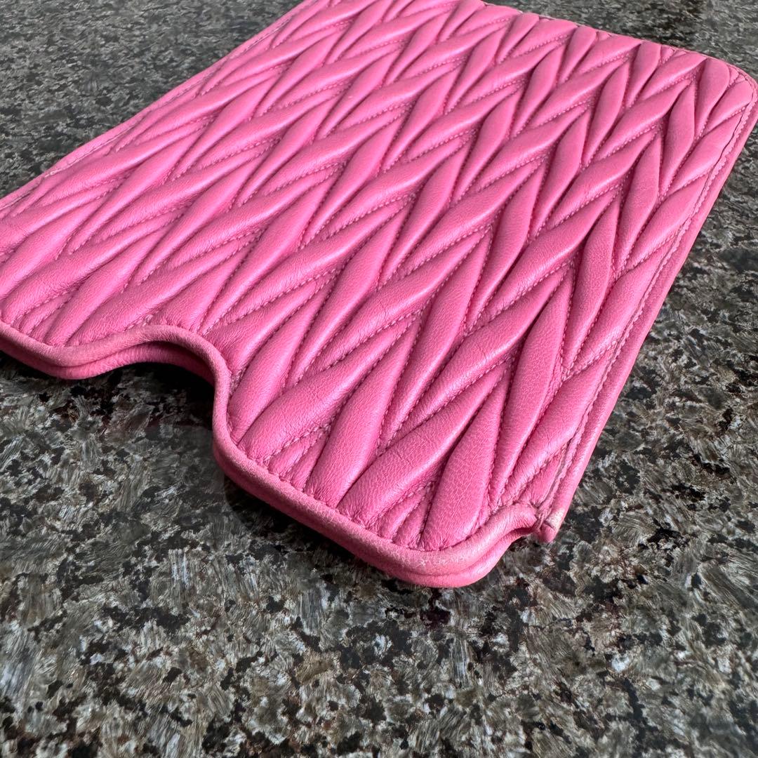 miumiu ミュウミュウ　マテラッセiPad miniケース　ピンクマトラッセ