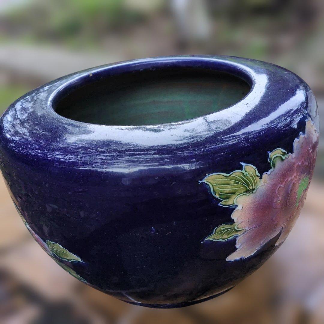 紫色の花柄陶器。火鉢　植木鉢　水鉢 　直径：約４５cm　高さ：約２９.5cm