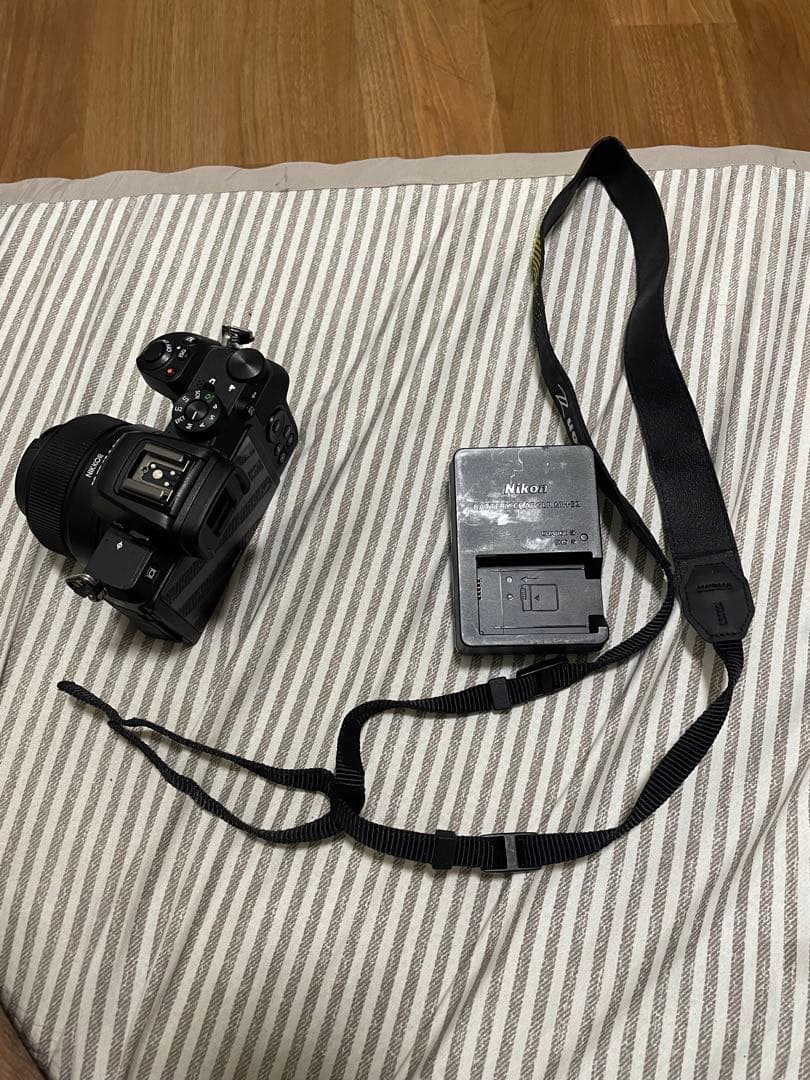 Nikon Z50 ボディと NIKKOR DX 24mm f/1.7 レンズ