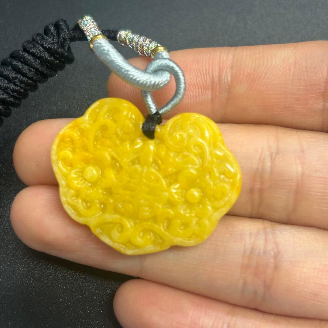 本翡翠ペンダント　キンモクセイ色　鎖模様　可愛い