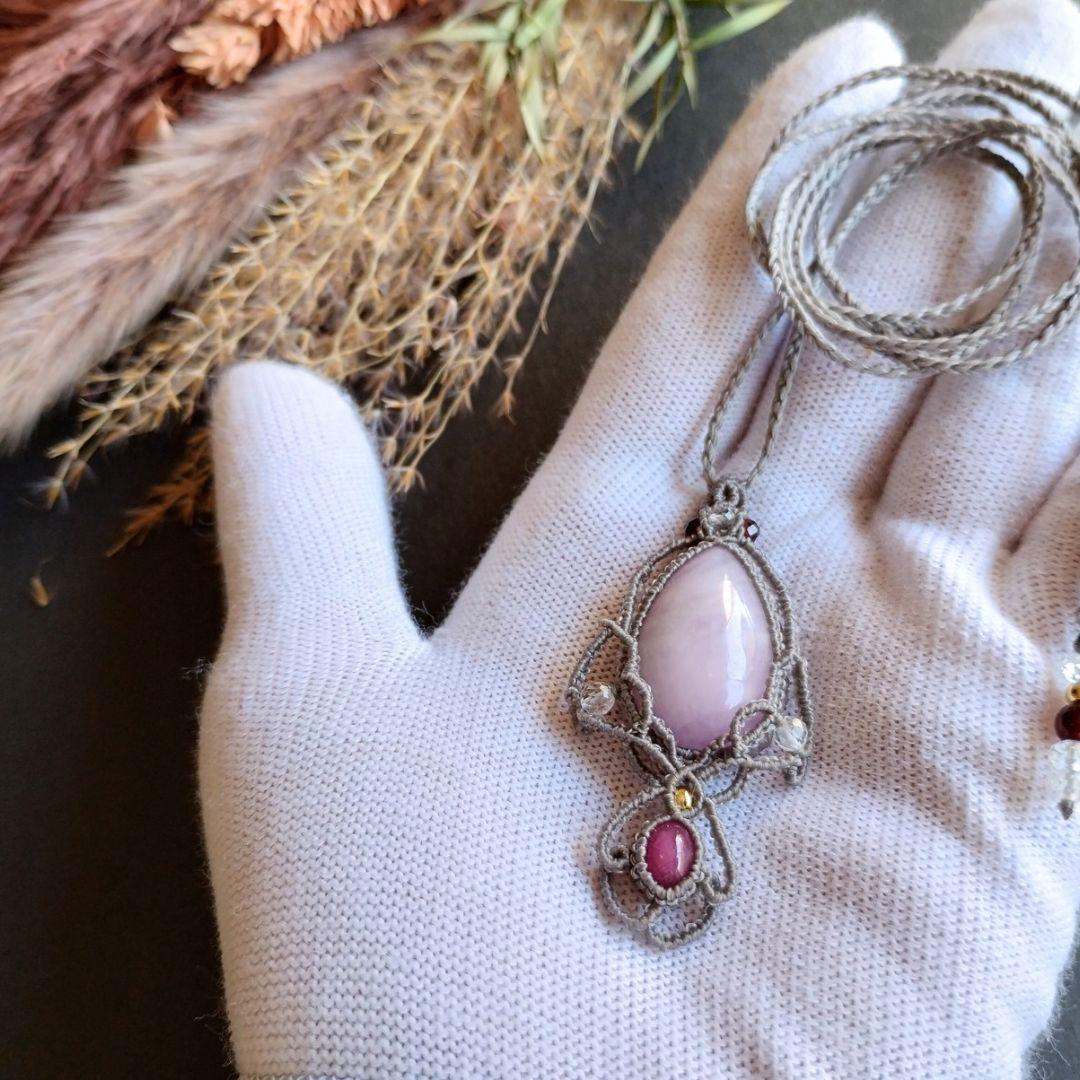 クンツァイト＆ルビーのマクラメ編みネックレス　ペンダント　天然石