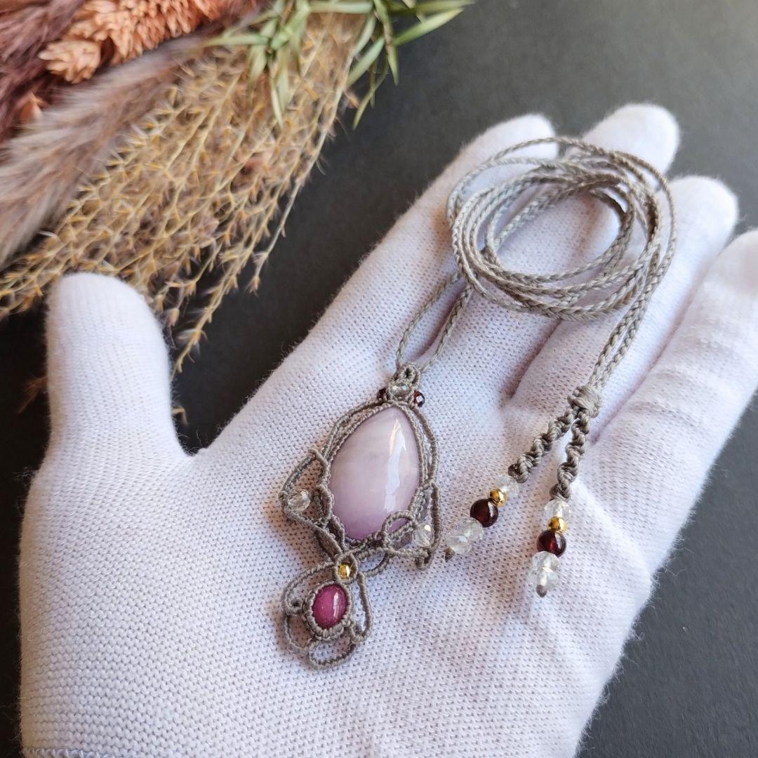 クンツァイト＆ルビーのマクラメ編みネックレス　ペンダント　天然石