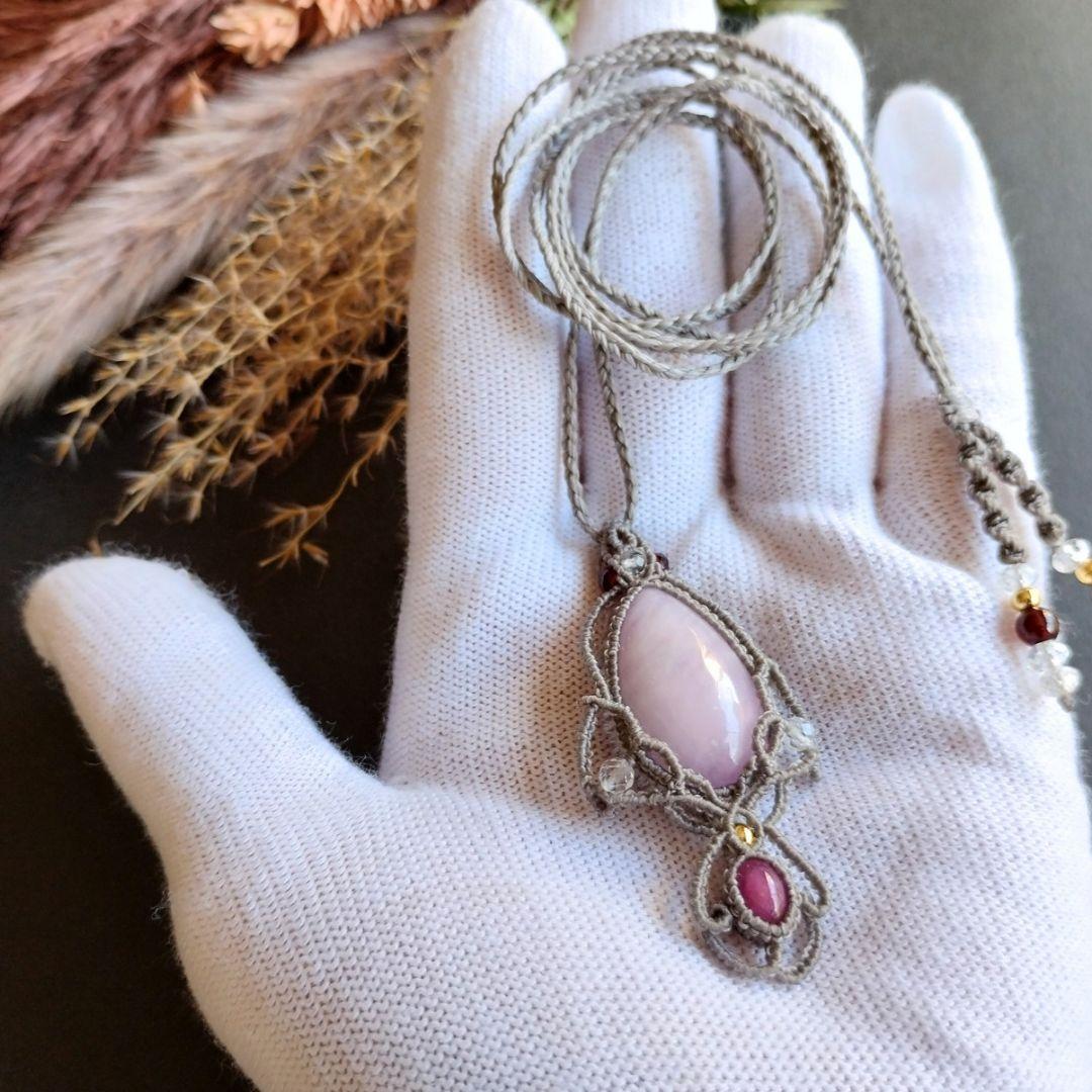 クンツァイト＆ルビーのマクラメ編みネックレス　ペンダント　天然石