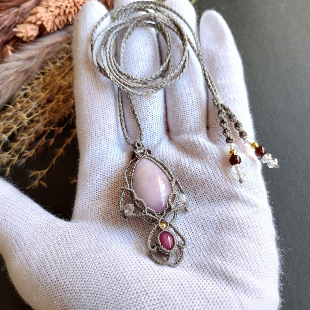 クンツァイト＆ルビーのマクラメ編みネックレス　ペンダント　天然石