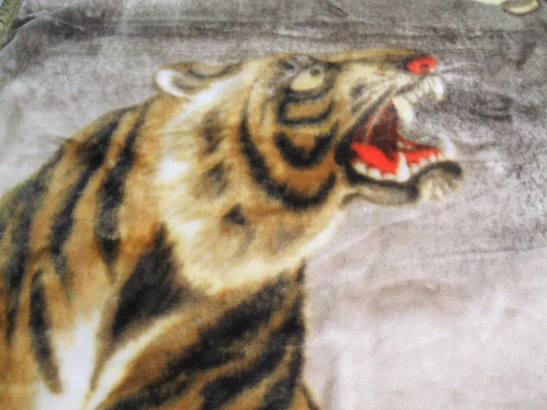 最終。新品＊定価33000円。開運＊龍虎＊暖か、とうがらし加工。二重毛布