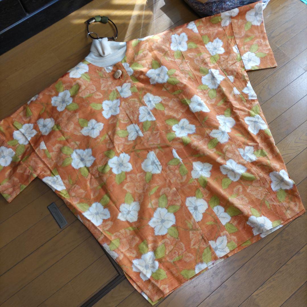 値下げ❗《紬着物、リメイクコート（美品）オレンジ地に白椿柄、ゆったり羽織物904