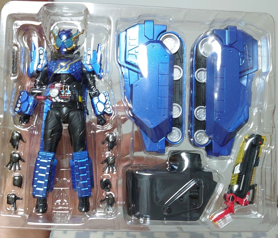 S.H.Figuarts 仮面ライダービルド タンクタンク Form