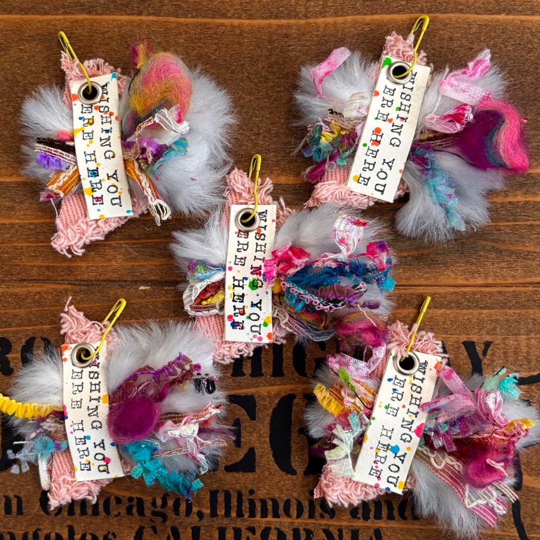 デザインタグ　ファーと春色引き揃え糸の三角フリンジタグ　革タグレザータグ650