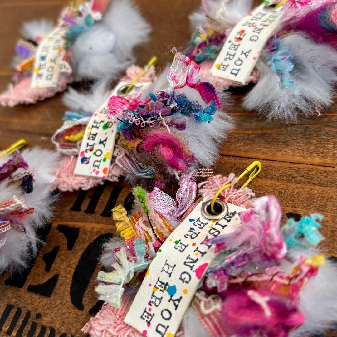 デザインタグ　ファーと春色引き揃え糸の三角フリンジタグ　革タグレザータグ650