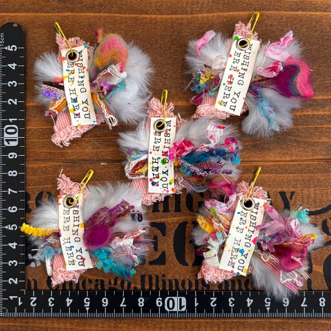 デザインタグ　ファーと春色引き揃え糸の三角フリンジタグ　革タグレザータグ650