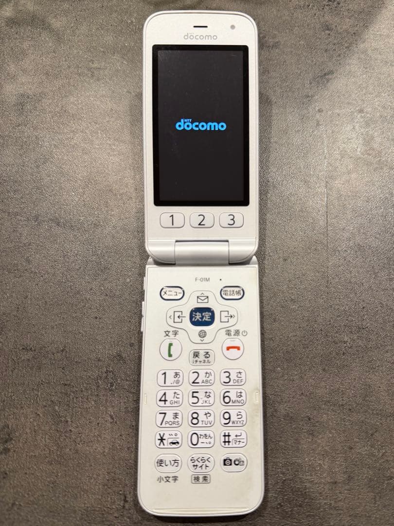 docomo らくらくホン F-01M ホワイト