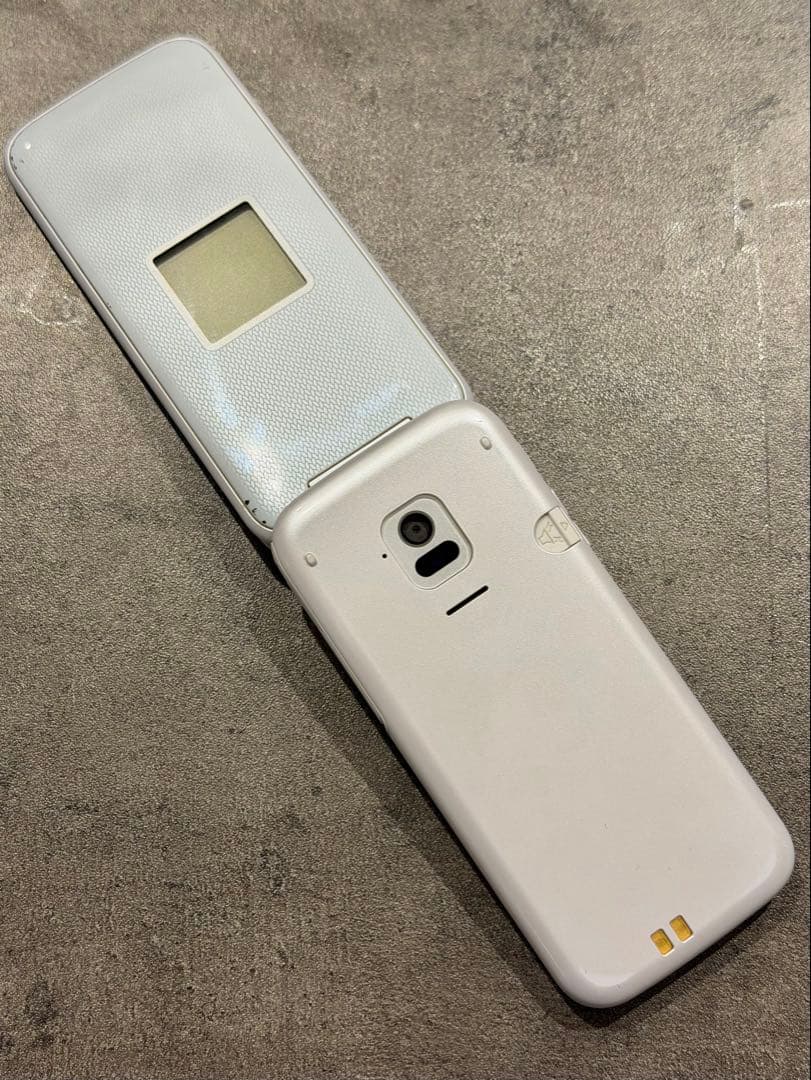 docomo らくらくホン F-01M ホワイト