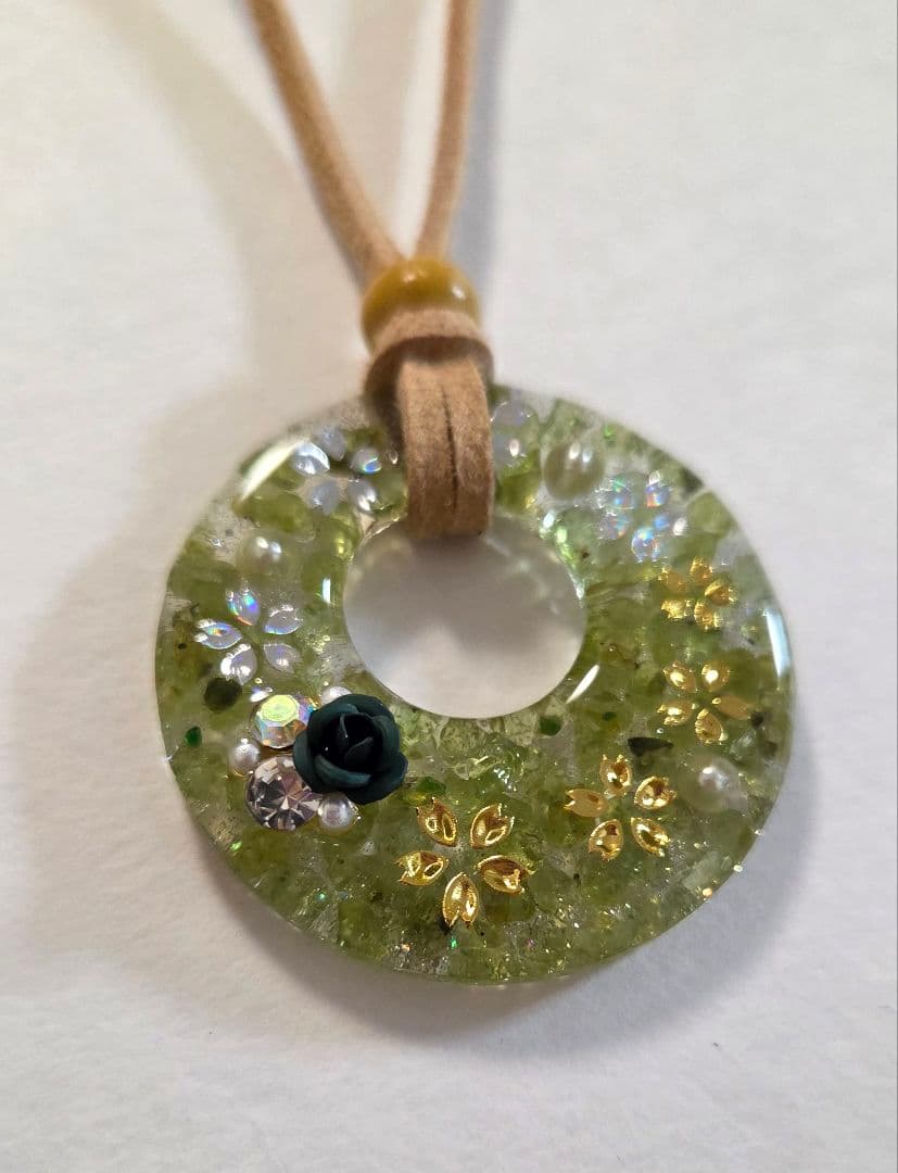 桜・ペリドットレジンネックレス　　天然石ネックレス　　レジンネックレス